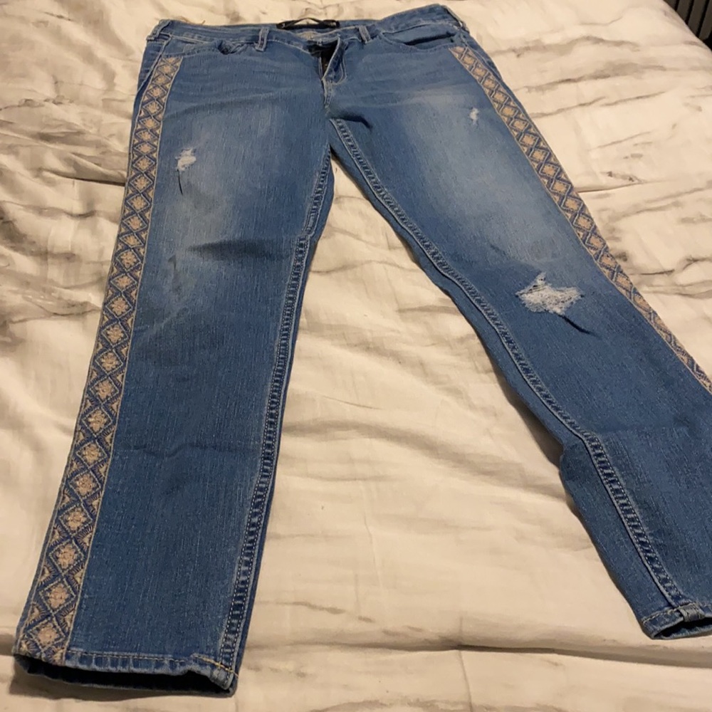 Embroidered Crop Jeans - Picture 2 of 5